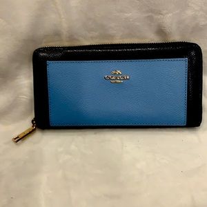 COACH NAVY BLUE/LIGHT BLUE ACCORDION ZIP WALLET NWOT